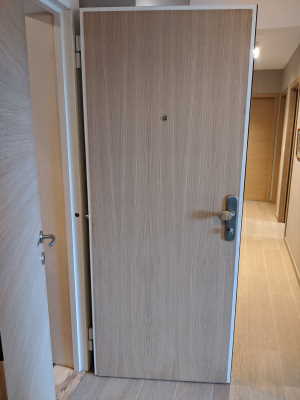 Armored door EZ9040 with oak front to be varnished